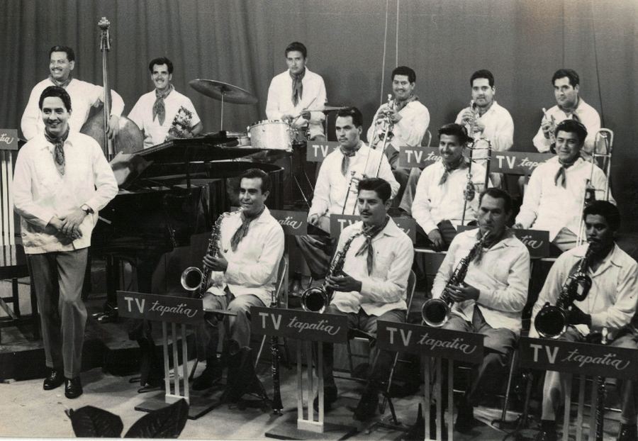 Fotografía en blanco y negro de la orquesta completa en el foro de TV Tapatía